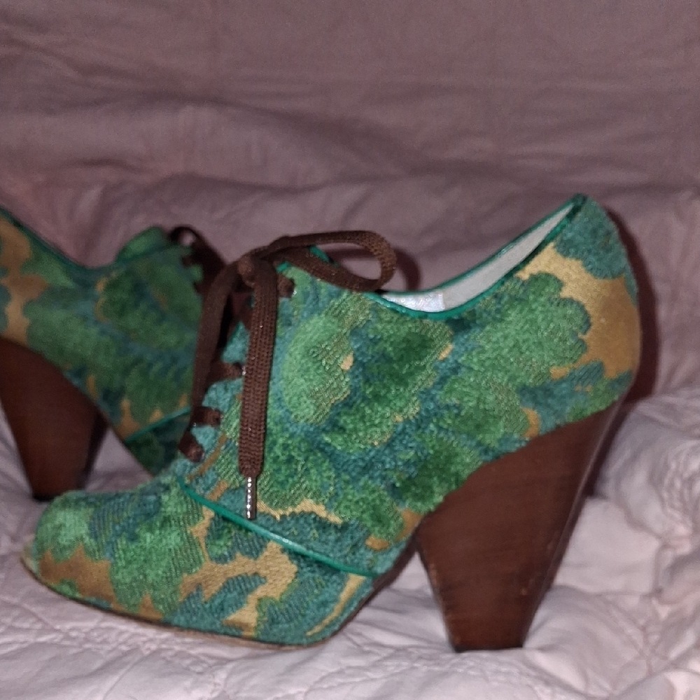 Dolce & Gabbana Green and Tan Lace-Up Heels - Picture 12 of 16